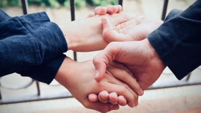 Держаться за руки — важно, считают ученые