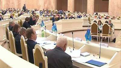 Заседание ЗакСа: проблемы дольщиков, расходы на транспорт и «ненужные либералы»