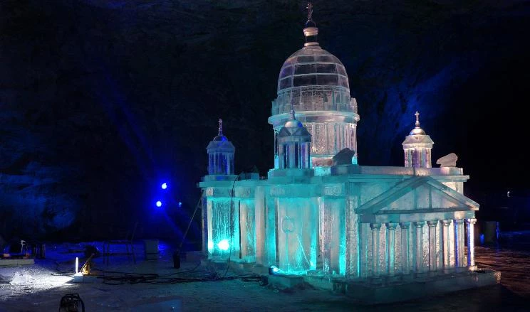 Ледяную копию Исаакиевского собора возвели в пещерах Рускеалы - tvspb.ru