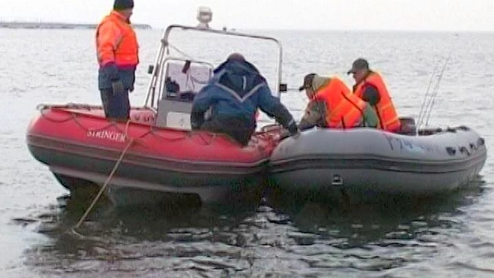 МЧС: Пропавшего подводного охотника ищут на трех озерах - tvspb.ru