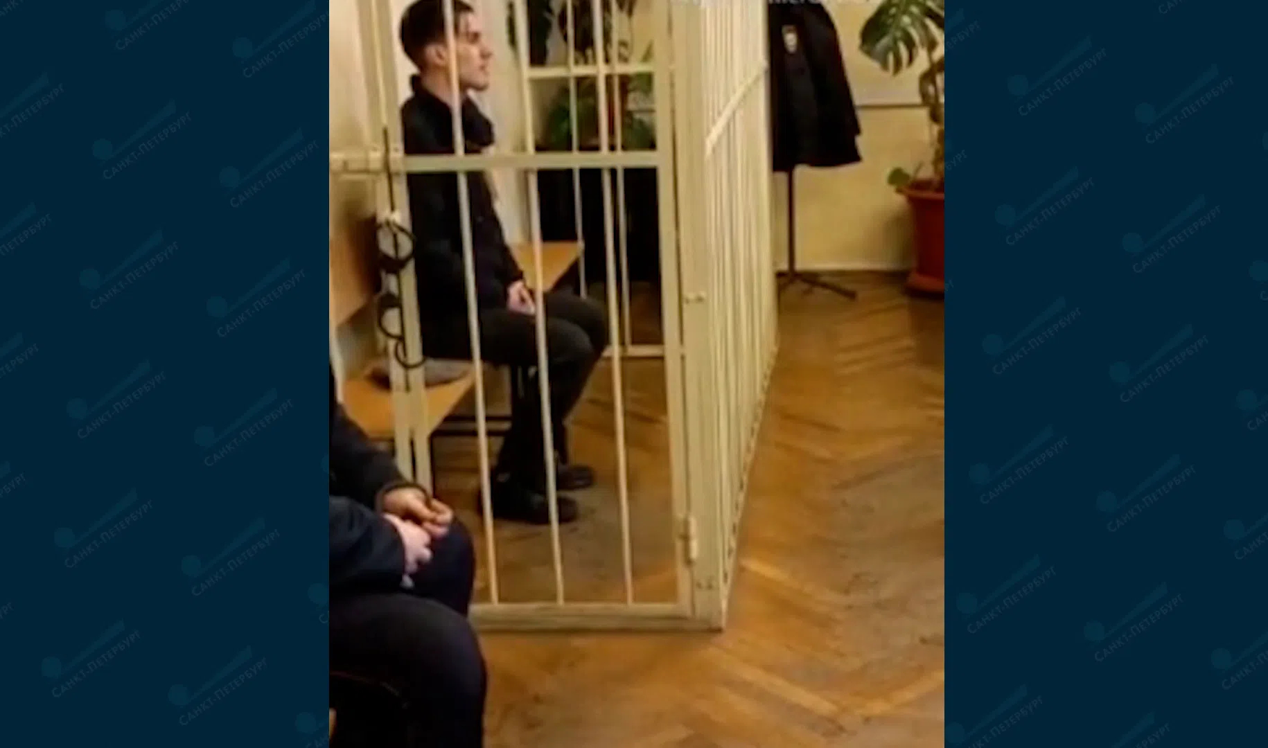 Парень облил девушку. В питере облил серной кислотой. парень облил девушку кислотой санкт петербург. парень облил девушку кислотой.