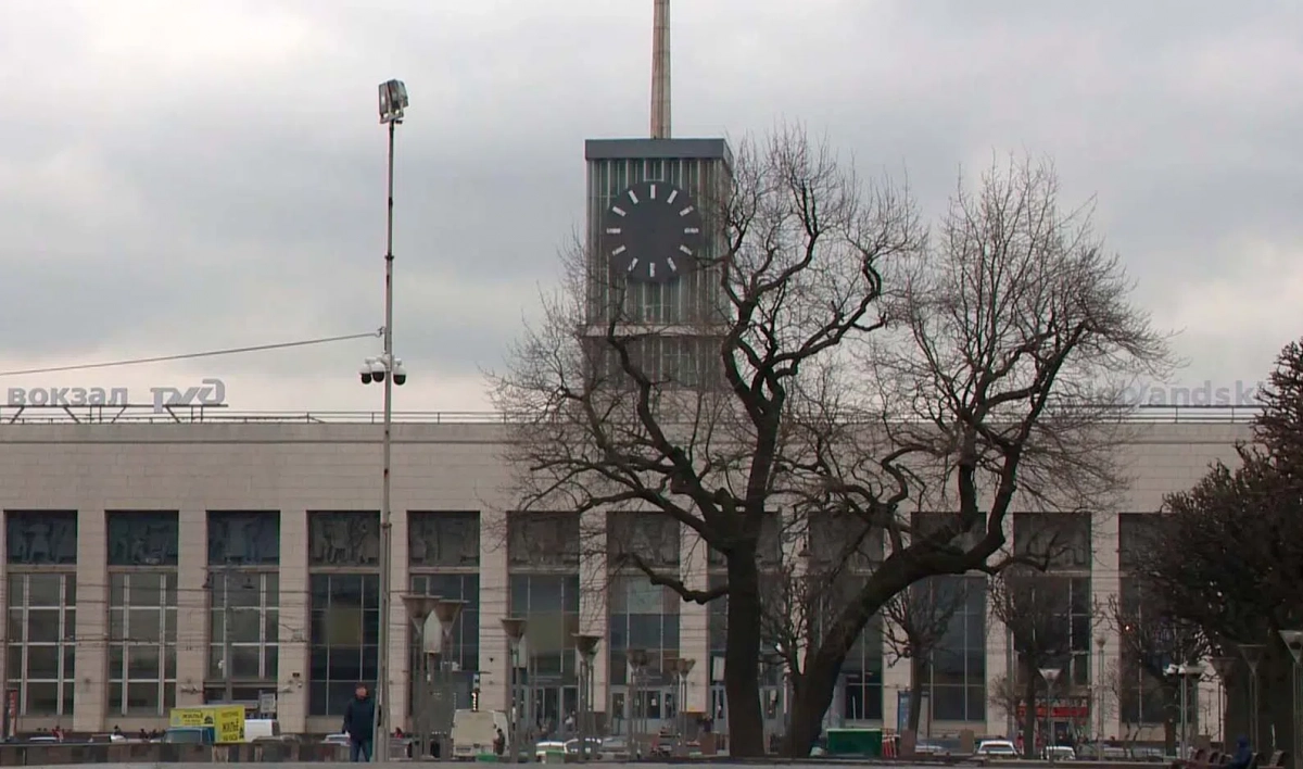 На циферблат башенных часов Финляндского вокзала вернули стрелки - tvspb.ru