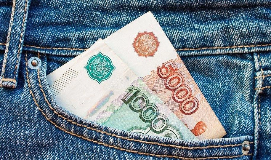 Петербуржцы расплатились с курьером билетами «банка приколов» - tvspb.ru