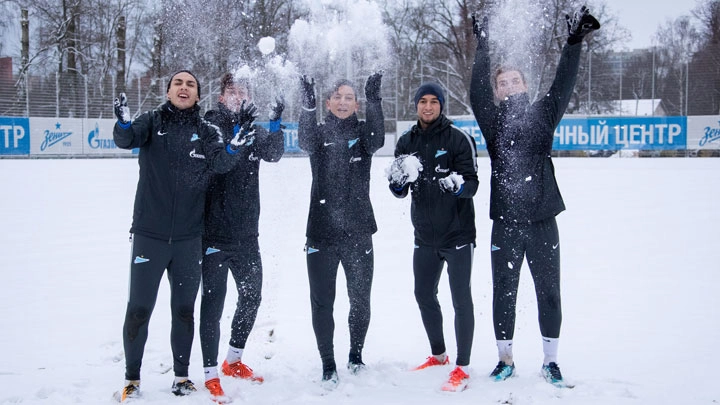 Аргентинские футболисты «Зенита» впервые увидели снег - tvspb.ru