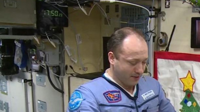 Российские космонавты показали, как готовят салат Оливье на МКС