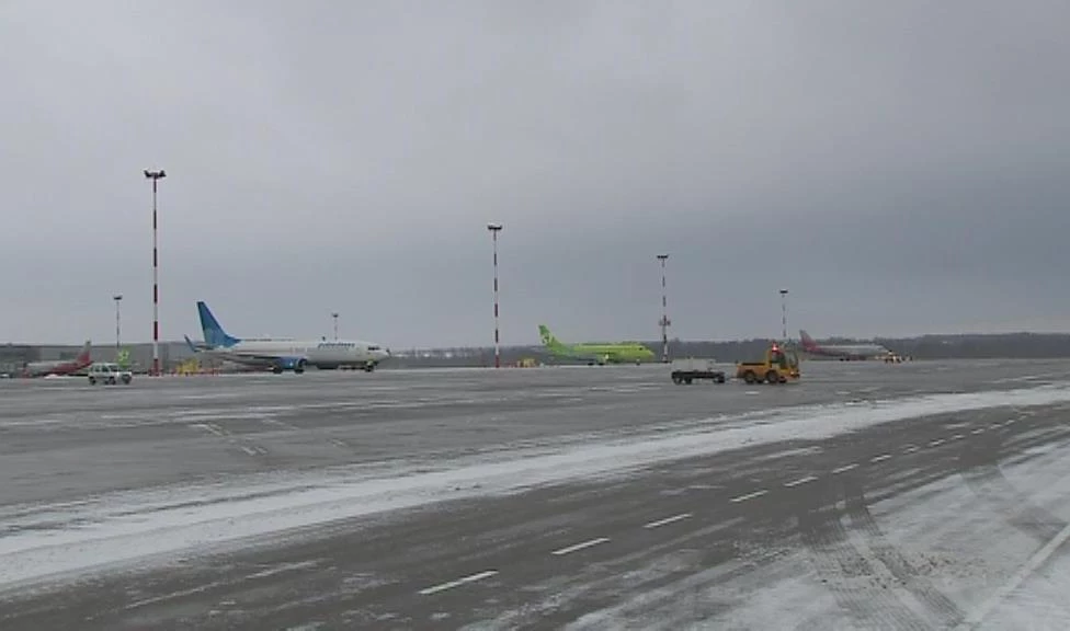 Снегопад создал трудности для пилотов в «Пулково» - tvspb.ru