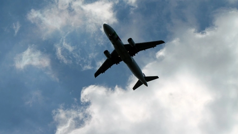 Самолет, летевший из Москвы в Турцию, совершил экстренную посадку в Одессе - tvspb.ru