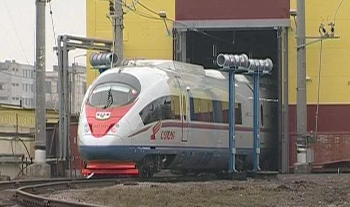 Неизвестный пробежался по крыше отправляющегося в Петербург «Сапсана» - tvspb.ru