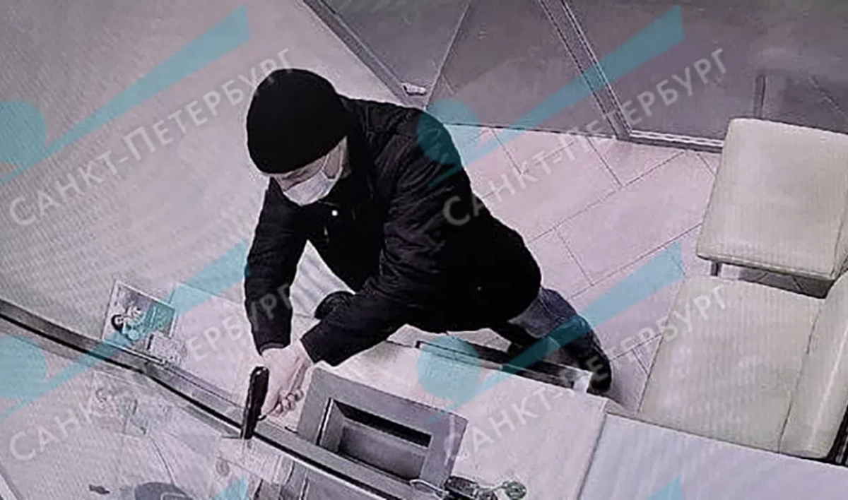 Вооруженный мужчина хотел ограбить отделение Сбербанка на Гражданском проспекте - tvspb.ru