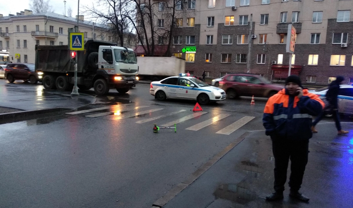 На проспекте Энгельса грузовик сбил 33-летнюю женщину и трехлетнюю девочку - tvspb.ru