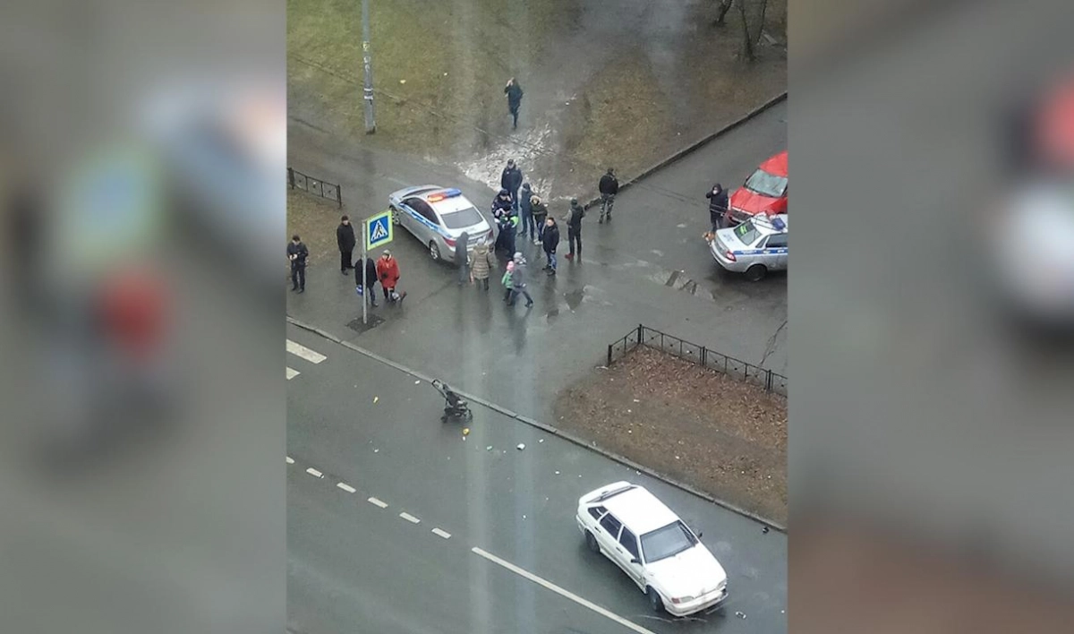 Автомобиль сбил женщину с коляской на Ленской улице - tvspb.ru