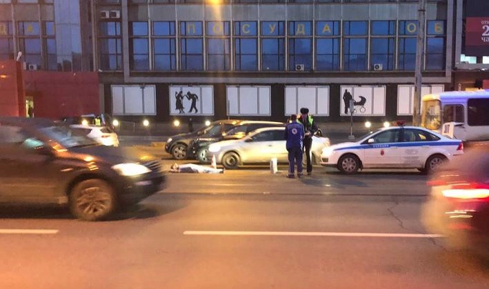 За утро в Петербурге два человека попали под колеса автомобилей - tvspb.ru