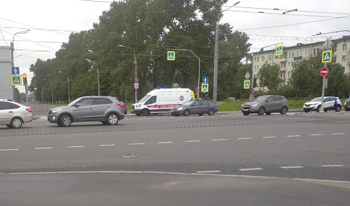Женщина попала под колеса KIA на Гранитной улице - tvspb.ru