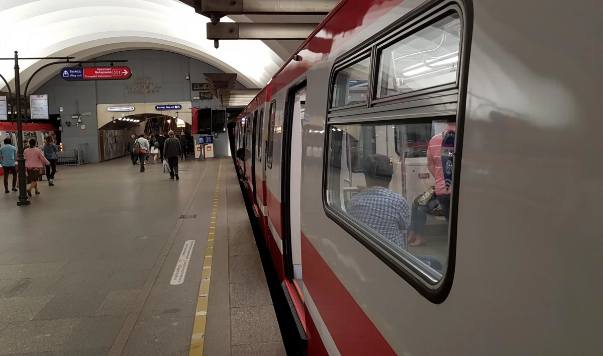 Утром на красной ветке метро произошел сбой в движении поездов - tvspb.ru