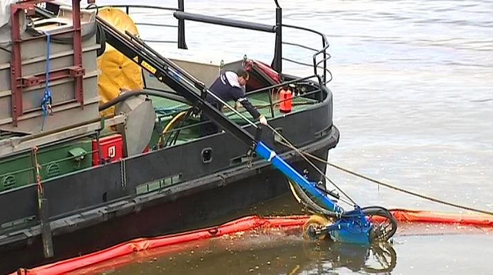 Аварийные службы Петербурга ликвидировали нефтяной разлив на реке Славянке - tvspb.ru