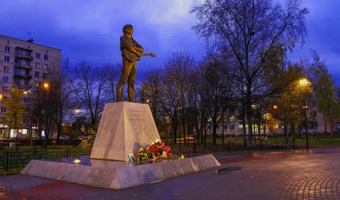 Санкт петербург ветеранов. Проспект ветеранов памятник Виктору Цою. Памятник Виктору Цою в Санкт-Петербурге. Памятник Виктору Цою в СПБ на проспекте ветеранов. Сквер Виктора Цоя в Санкт-Петербурге на ветеранов.