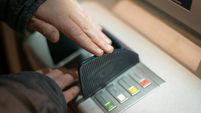 ЦБ объяснил рекомендацию об ограничении выдачи и приема денег в банкоматах из-за COVID-19