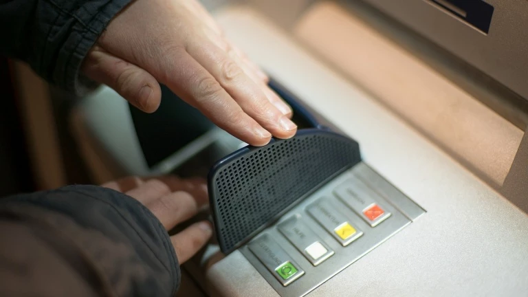 В Сбербанке столкнулись со случаями вброса фальшивых купюр в банкоматы - tvspb.ru