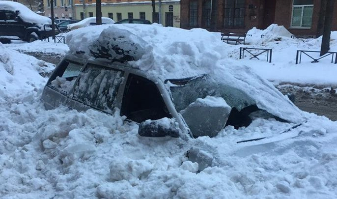 Коммунальщики Центрального района скинули снег и наледь на припаркованную машину - tvspb.ru