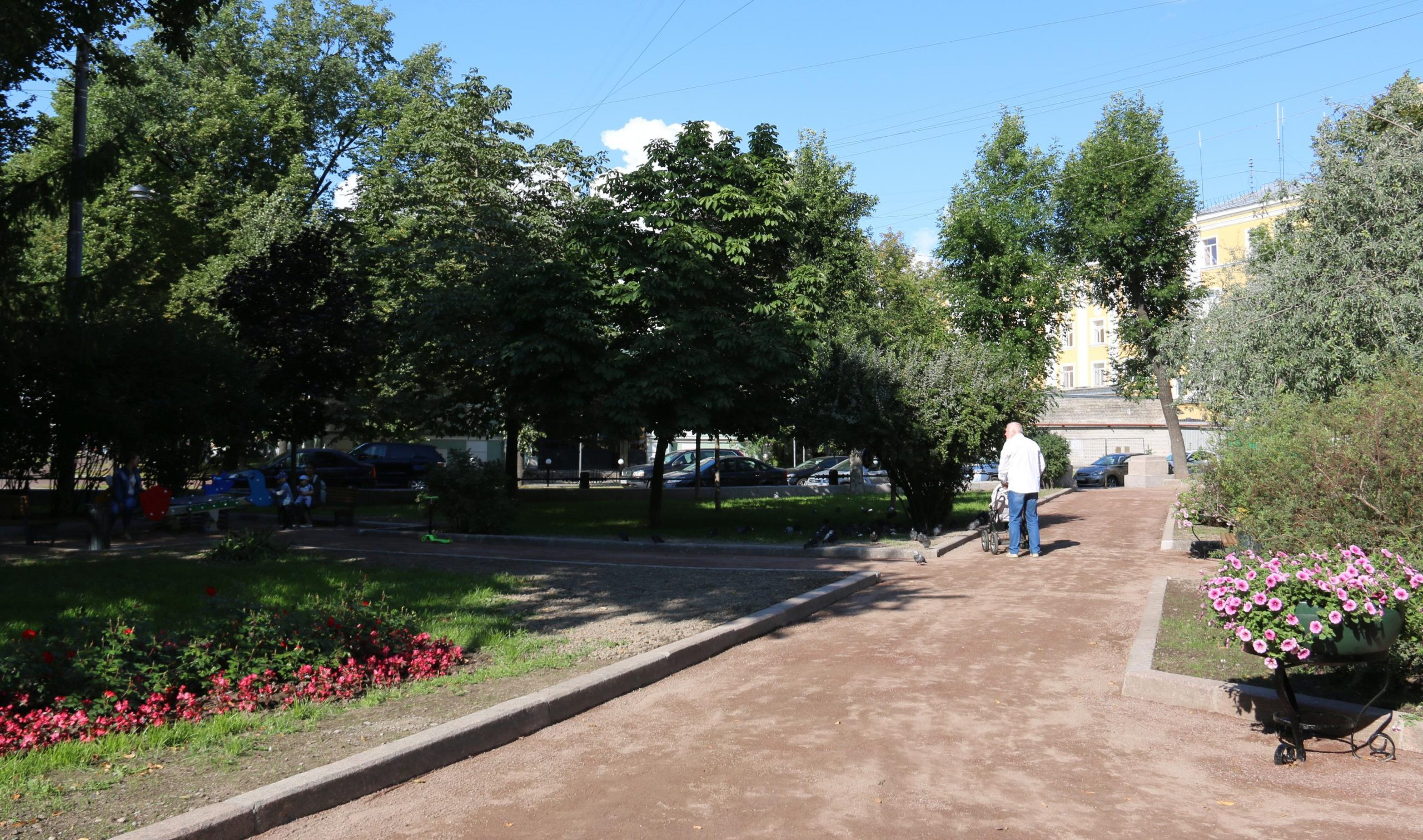 Сад Валентина Пикуля открылся в Петербурге после ремонта