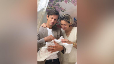 Сергей и Анна Семак поделились фотографией новорожденной внучки Евы