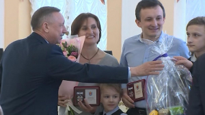 Четырнадцати семьям в Петербурге присудили почетные звания «За заслуги в воспитании детей»