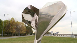 В парке 300-летия Петербурга установили металлическое сердце