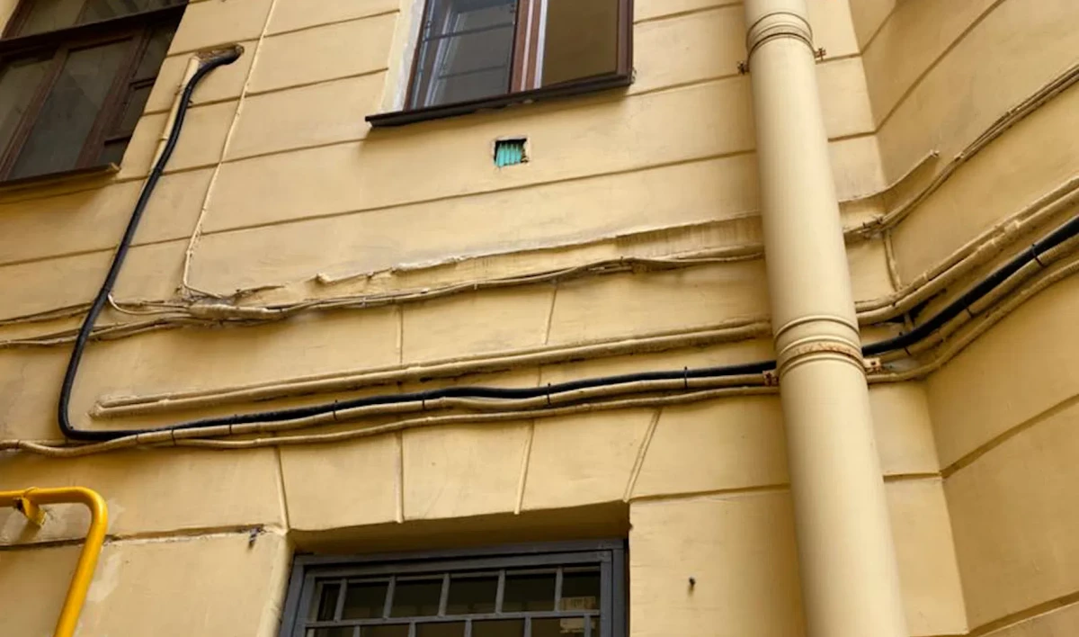 На фасаде дома в Адмиралтейском районе нашли незаконные электросети - tvspb.ru
