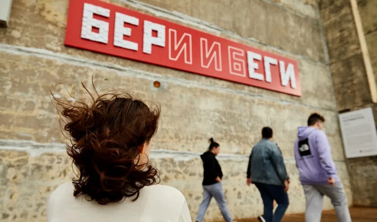 В «Севкабель Порту» художник создал инсталляцию из 40 тысяч пластиковых карт - tvspb.ru