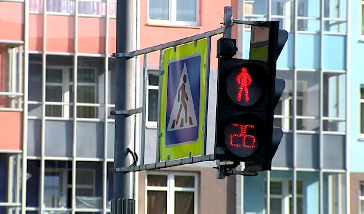 В Приморском районе машина сбила девочку, переходившую дорогу на «красный» - tvspb.ru