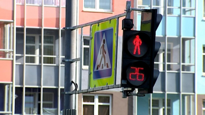 В Приморском районе машина сбила девочку, переходившую дорогу на «красный»