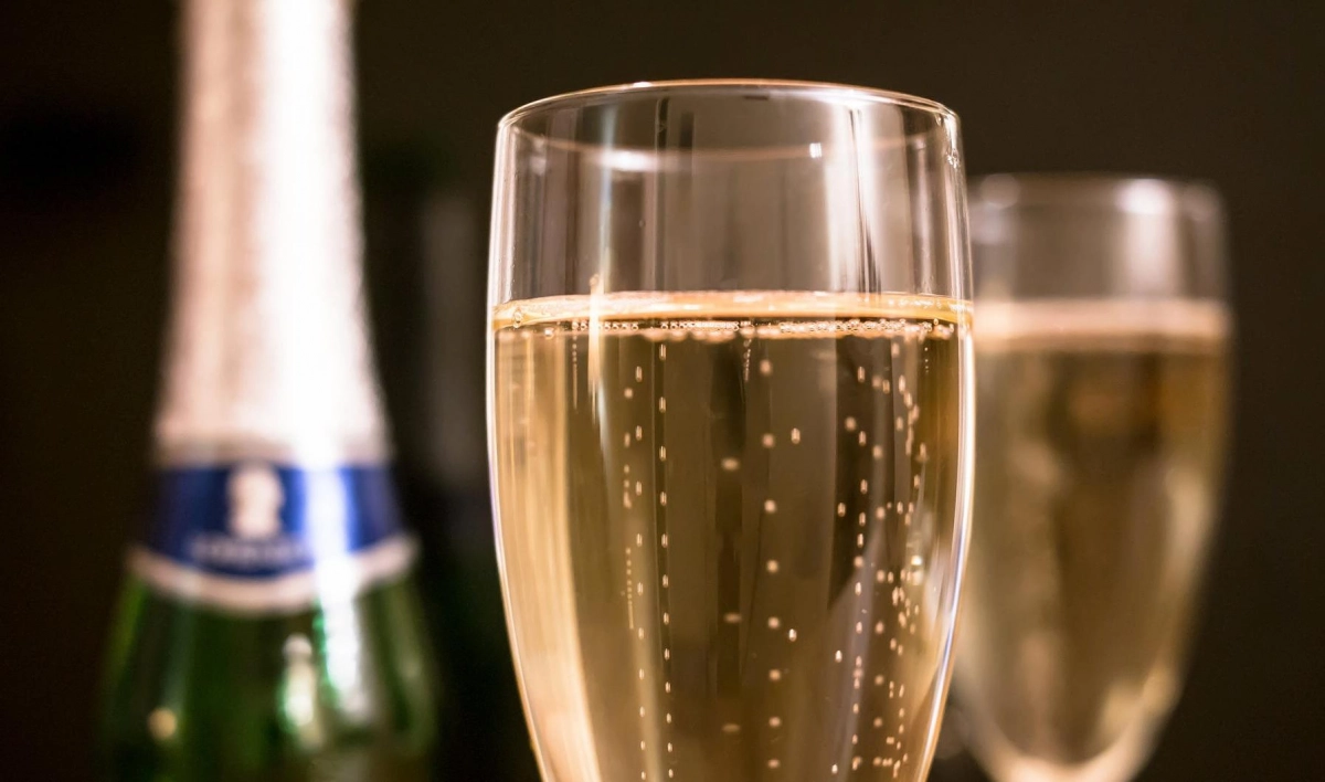 Эксперты рассказали, как выбрать шампанское к Новому году - tvspb.ru