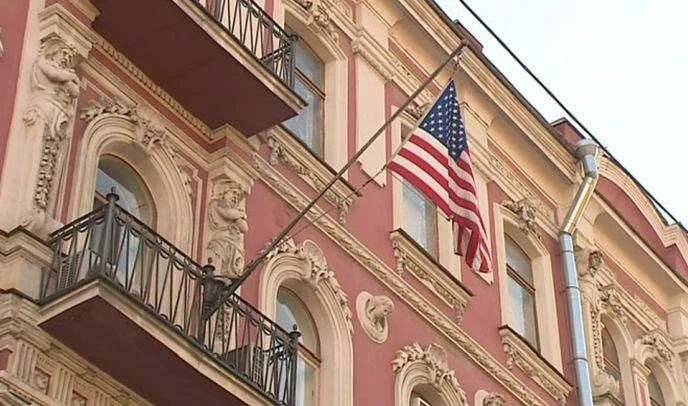 С американского генконсульства в Петербурге сняли флаг - tvspb.ru