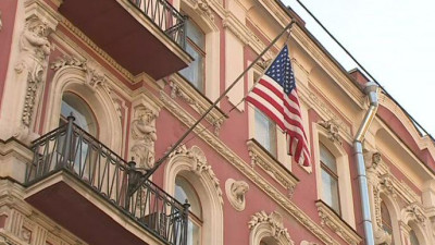С американского генконсульства в Петербурге сняли флаг