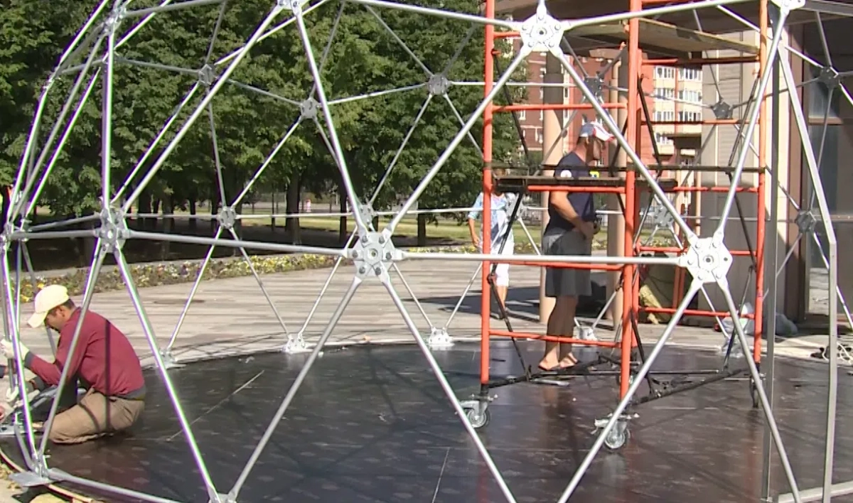 У метро «Приморская» начали устанавливать второй шатер для вакцинации от COVID-19 - tvspb.ru