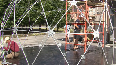 У метро «Приморская» начали устанавливать второй шатер для вакцинации от COVID-19