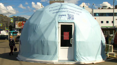 Шатер в парке 300-летия Петербурга побил суточный рекорд по прививкам