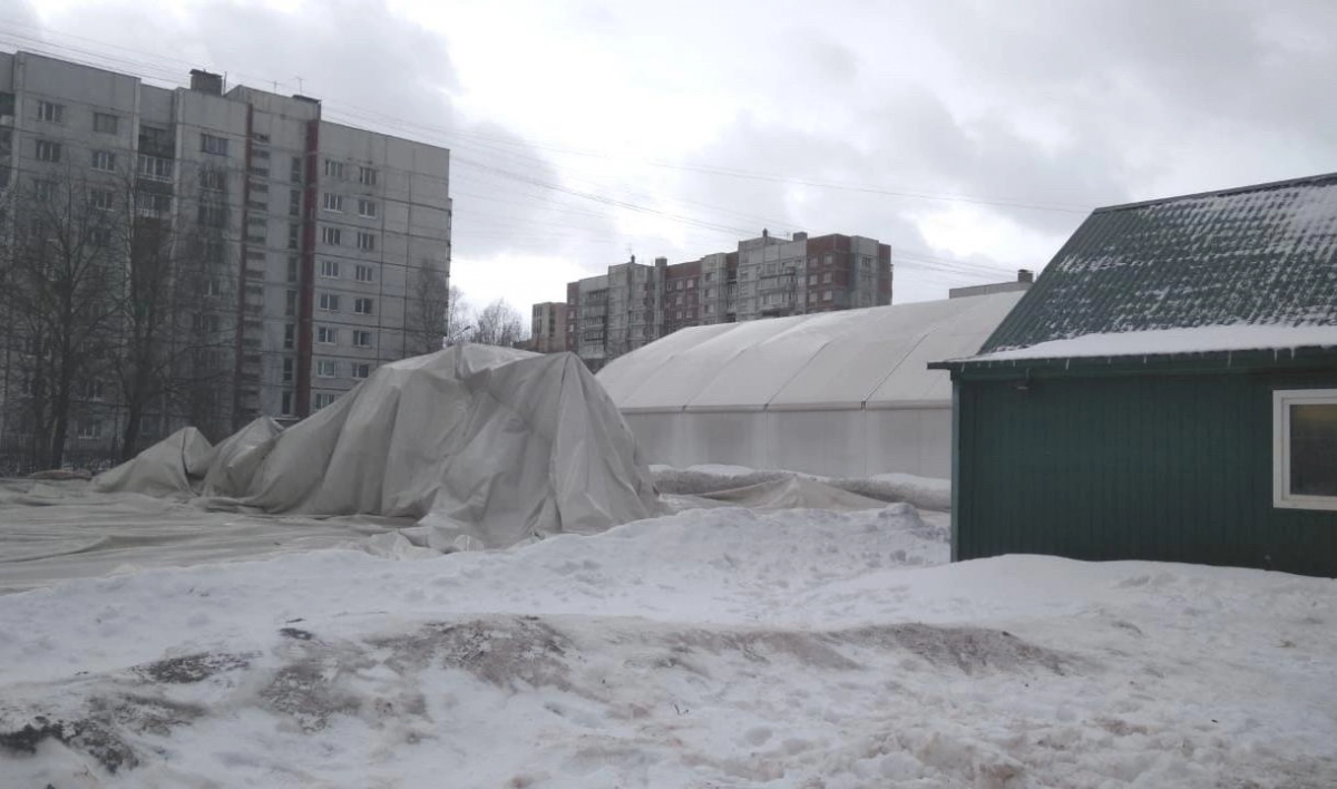 Порыв ветра снес надувной шатер детской школы олимпийского резерва в Василеостровском районе - tvspb.ru