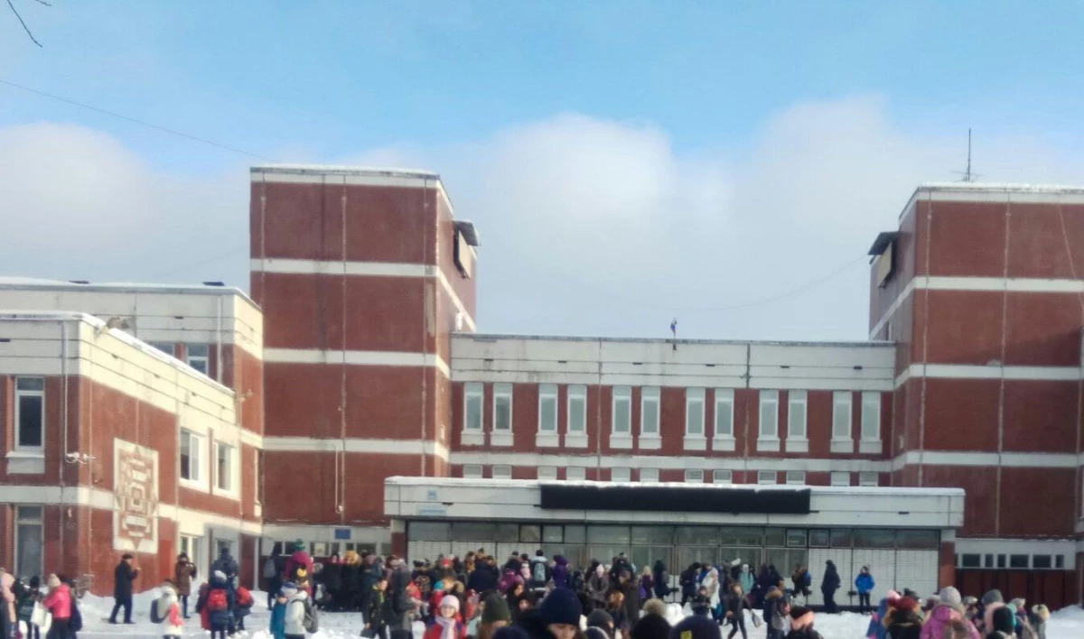 Очевидцы: В Красносельском районе из-за запаха газа эвакуировали две школы - tvspb.ru