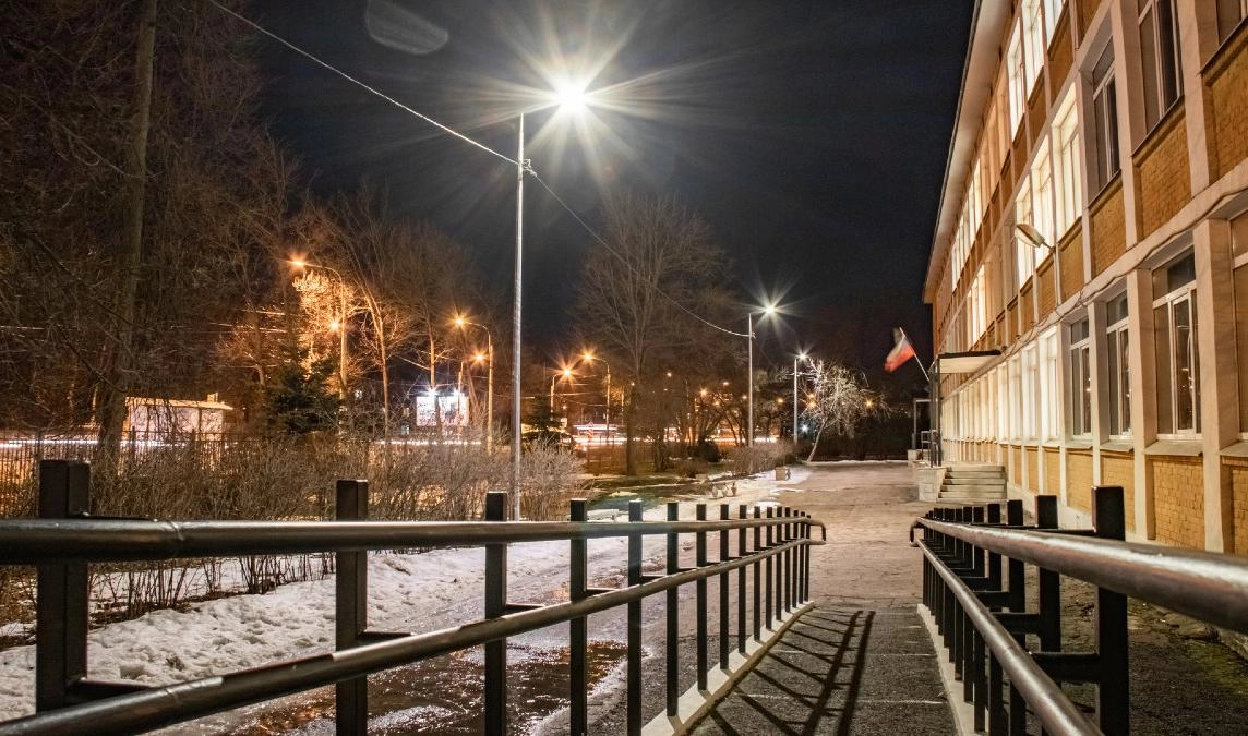 На территории «Школы здоровья» в Стрельне появилось новое уличное освещение - tvspb.ru