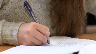 Правительство утвердило правила сдачи экзаменов для российских школьников, проживающих за границей