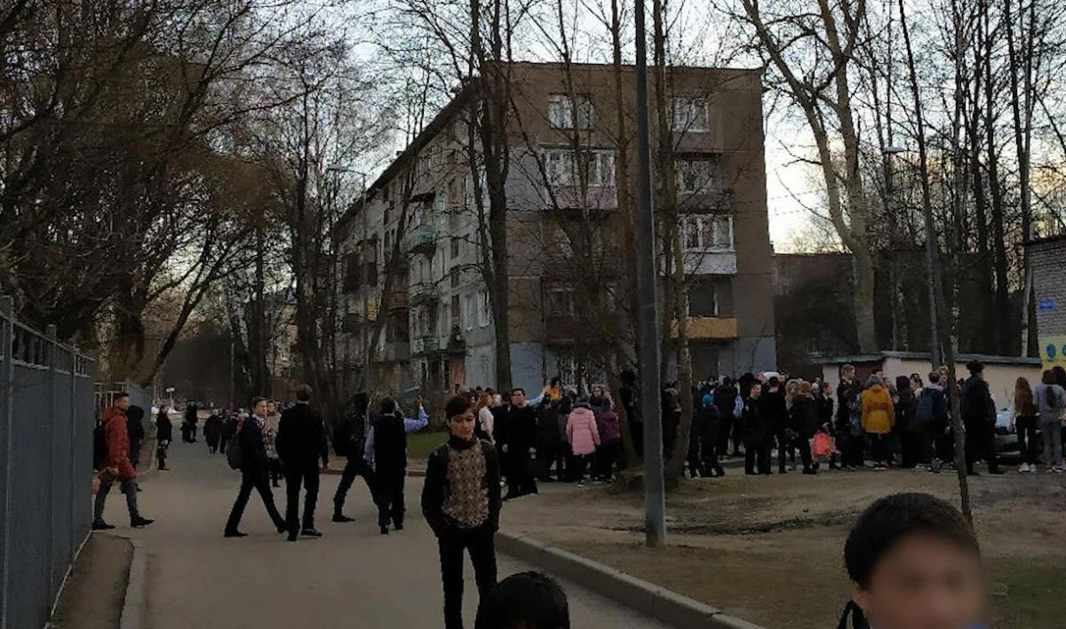 На Омской улице экстренно эвакуировали школу - tvspb.ru
