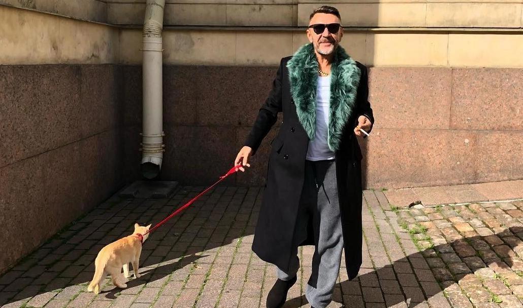Шнуров выгулял кота у Эрмитажа - tvspb.ru