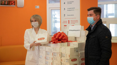 Крупная кондитерская фабрика передала медикам Боткинской больницы 160 кг шоколада