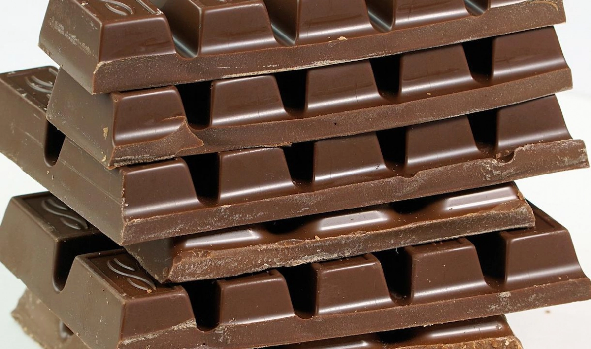 В Петербурге любители сладкого украли из магазина 80 плиток шоколада - tvspb.ru