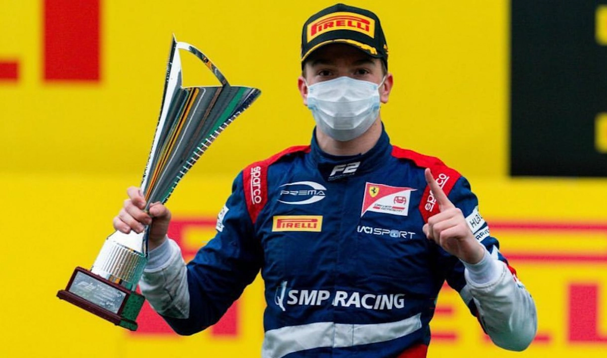 Петербургский гонщик Роберт Шварцман посвятил победу в «Формуле-2» умершему отцу - tvspb.ru