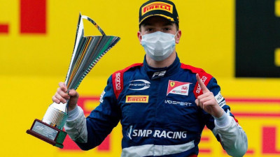 Петербургский гонщик Роберт Шварцман посвятил победу в «Формуле-2» умершему отцу