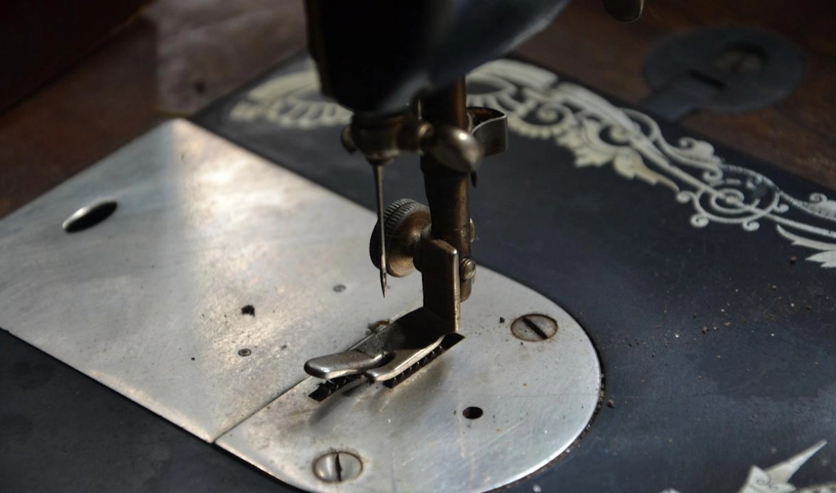 На швейном производстве в Петербурге незаконно трудились 12 индийских мигрантов - tvspb.ru