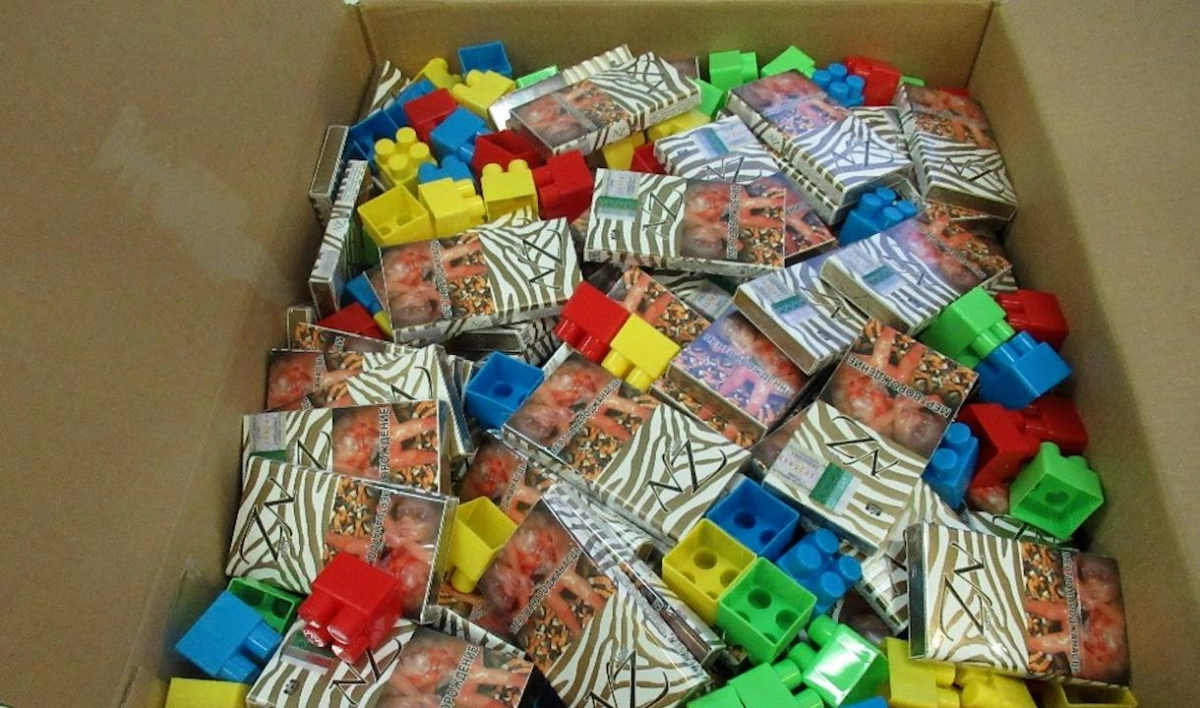 Таможенники Пулково нашли сигареты, стики и снюс в посылках с детскими игрушками - tvspb.ru