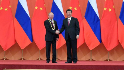 Председатель КНР подарил Путину статуэтку с лицом российского президента